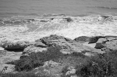 İtalya, Sicilya, Akdeniz, Marina di Ragusa (Ragusa Eyaleti), kayalık kıyı şeridi manzarası