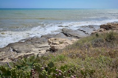 İtalya, Sicilya, Akdeniz, Marina di Ragusa (Ragusa Eyaleti), kayalık kıyı şeridi manzarası