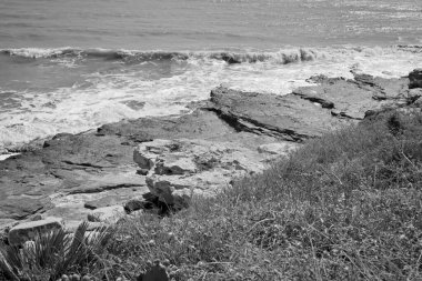 İtalya, Sicilya, Akdeniz, Marina di Ragusa (Ragusa Eyaleti), kayalık kıyı şeridi manzarası