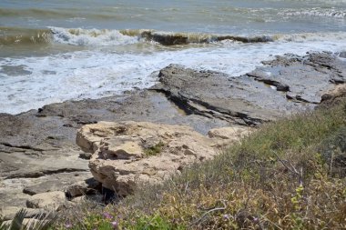 İtalya, Sicilya, Akdeniz, Marina di Ragusa (Ragusa Eyaleti), kayalık kıyı şeridi manzarası