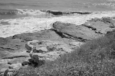 İtalya, Sicilya, Akdeniz, Marina di Ragusa (Ragusa Eyaleti), kayalık kıyı şeridi manzarası