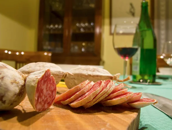 Itália Salame Fatiado Uma Mesa Jantar — Fotografia de Stock