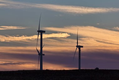 İtalya, Sicilya, Mazara Del Vallo yakınlarında kırsal bölgeler, gün batımında Eolik enerji türbinleri
