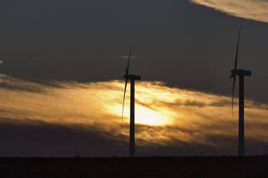 İtalya, Sicilya, Mazara Del Vallo yakınlarında kırsal bölgeler, gün batımında Eolik enerji türbinleri