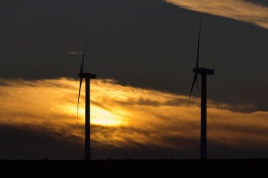 İtalya, Sicilya, Mazara Del Vallo yakınlarında kırsal bölgeler, gün batımında Eolik enerji türbinleri