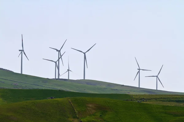 Talya Sicilya Messina Yakınlarındaki Kırsal Bölgeler Eolik Enerji Türbinleri — Stok fotoğraf