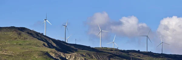 イタリア シチリア島 アグリジェント エオリックエネルギータービンの近くの田舎 — ストック写真