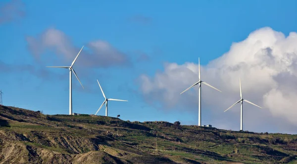 Talya Sicilya Agrigento Yakınlarındaki Kırsal Bölgeler Eolik Enerji Türbinleri — Stok fotoğraf