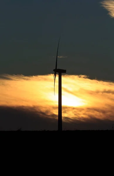 意大利西西里Mazara Del Vallo附近的农村日落时的Eolic能源涡轮机 — 图库照片
