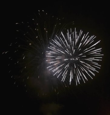 İtalya, Sicilya, Marina di Ragusa, sahilde havai fişekler.