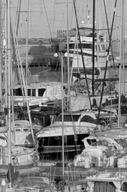 İtalya, Sicilya, Akdeniz, Marina di Ragusa (Ragusa ili); 21 Mayıs 2021, limanda lüks yatlar - EDITORIAL