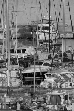 İtalya, Sicilya, Akdeniz, Marina di Ragusa (Ragusa Eyaleti); 21 Mayıs 2021, günbatımında limanda lüks yatlar - EDITORIAL