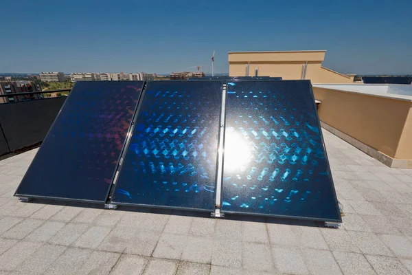 Italië Rome Fotovoltaïsche Zonnepanelen Het Dak Van Een Gebouw — Stockfoto