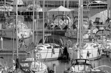 İtalya, Sicilya, Akdeniz, Marina di Ragusa (Ragusa Eyaleti); 24 Mayıs 2021, limandaki insanlar ve lüks yatlar - EDITORIAL