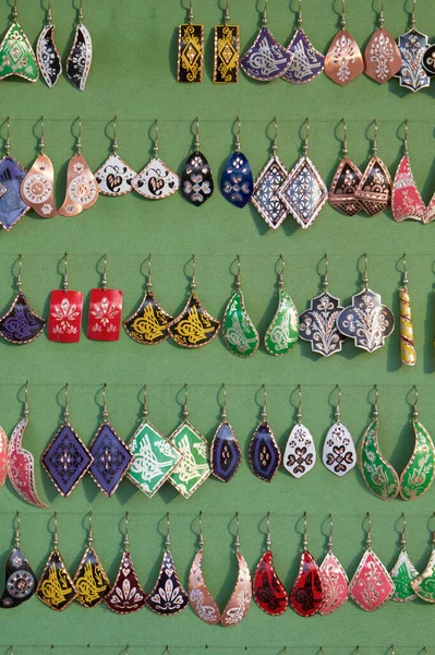 土耳其伊斯坦布尔当地一家商店出售的手工土耳其土制土制耳环 — 图库照片