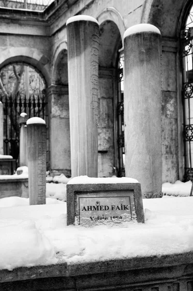 Turquía Estambul Antiguas Tumbas Piedra Turca Cubiertas Nieve — Foto de Stock