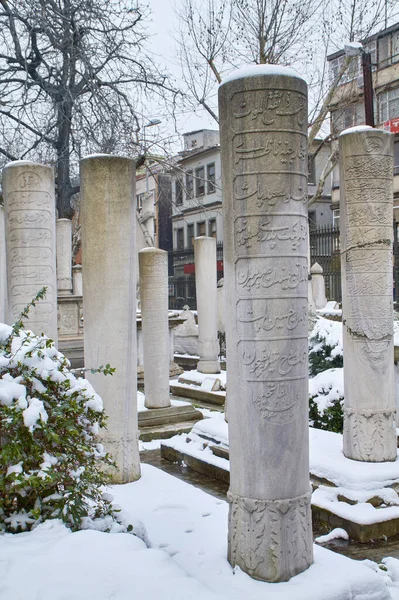 Τουρκία Ιστανμπούλ Παλαιοί Τούρκικοι Πέτρινοι Τάφοι Καλυμμένοι Χιόνι — Φωτογραφία Αρχείου