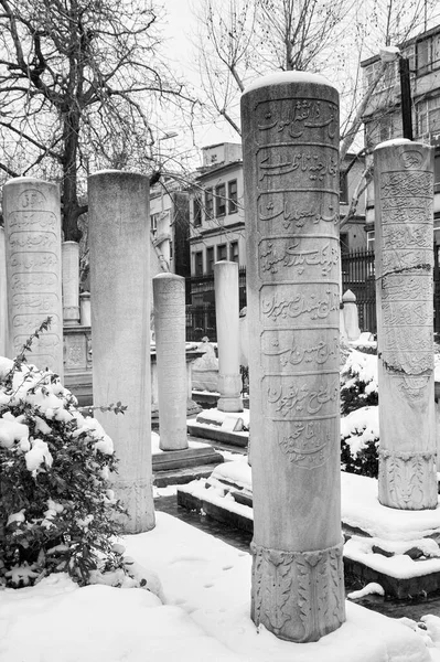 Türkei Istanbul Alte Türkische Steingräber Mit Schnee Bedeckt — Stockfoto