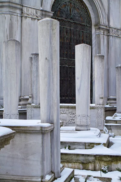 Turquía Estambul Antiguas Tumbas Piedra Turca Cubiertas Nieve — Foto de Stock