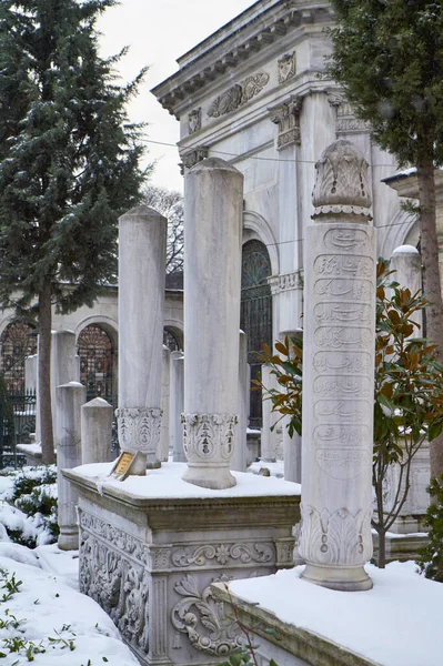 Turquía Estambul Antiguas Tumbas Piedra Turca Cubiertas Nieve — Foto de Stock