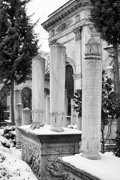 Turquía Estambul Antiguas Tumbas Piedra Turca Cubiertas Nieve — Foto de Stock