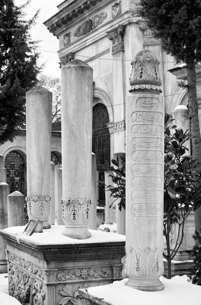 Turquía Estambul Antiguas Tumbas Piedra Turca Cubiertas Nieve — Foto de Stock