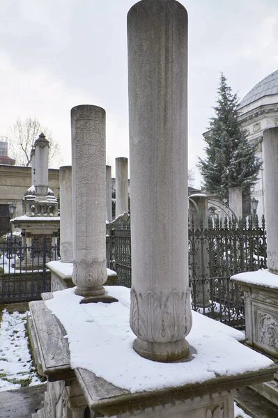 Turquía Estambul Antiguas Tumbas Piedra Turca Cubiertas Nieve — Foto de Stock