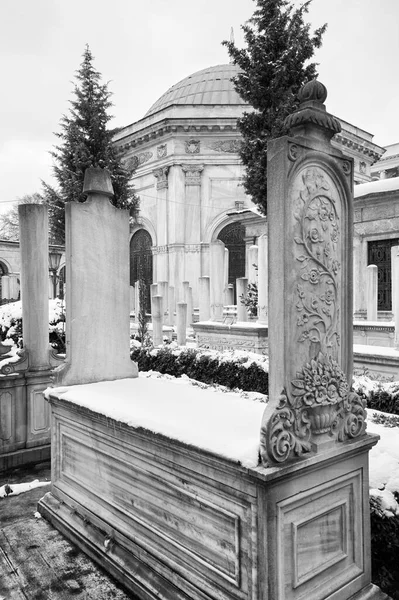 Turcja Istambuł Stare Tureckie Kamienne Groby Pokryte Śniegiem — Zdjęcie stockowe
