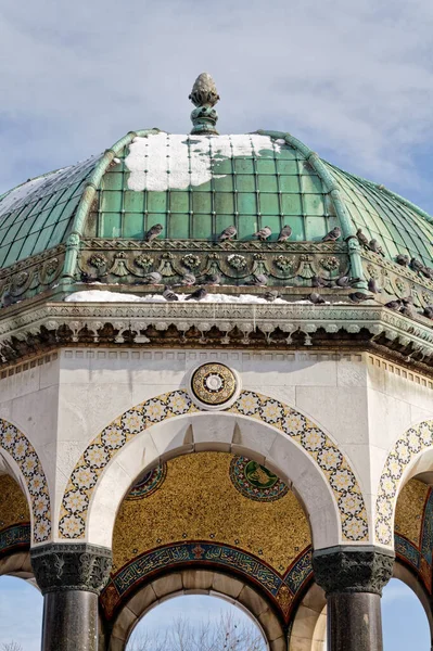 Turkey Istanbul Pigeons Snow Roof German Fountain Wilhem — Stockfoto