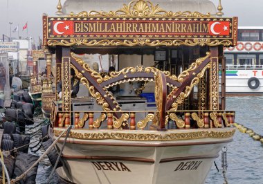 Türkiye, İstanbul, Galata Köprüsü; 27 Ocak 2010, bir Türk teknesi bir deniz ürünleri restoranına dönüştürüldü - EDITORIAL