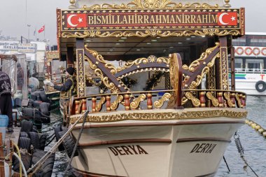 Türkiye, İstanbul, Galata Köprüsü; 27 Ocak 2010, bir Türk teknesi bir deniz ürünleri restoranına dönüştürüldü - EDITORIAL