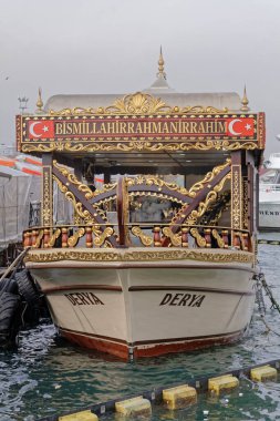 Türkiye, İstanbul, Galata Köprüsü; 27 Ocak 2010, bir Türk teknesi bir deniz ürünleri restoranına dönüştürüldü - EDITORIAL