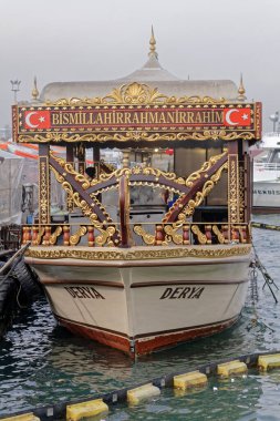 Türkiye, İstanbul, Galata Köprüsü; 27 Ocak 2010, bir Türk teknesi bir deniz ürünleri restoranına dönüştürüldü - EDITORIAL