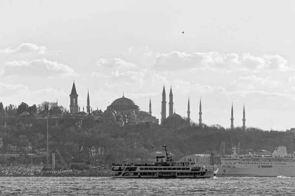 トルコ イスタンブール ボスポラス海峡とブルーモスクの眺め — ストック写真