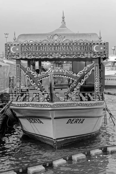 土耳其 伊斯坦布尔 Galata Bridge地区 2010年1月27日 一艘土耳其船只转变为一家海鲜餐厅 Editorial — 图库照片