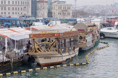 Türkiye, İstanbul, Galata Köprüsü; 27 Ocak 2010, Türk tekneleri deniz ürünleri restoranlarına dönüştürüldü - EDITORIAL