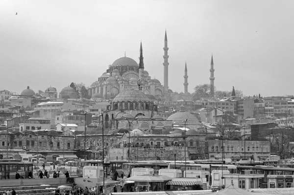 Türkei Istanbul Januar 2010 Blick Auf Eine Moschee Vom Bosporuskanal — Stockfoto