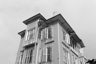 Türkiye, İstanbul, kentin orta kesimindeki eski bir binanın manzarası