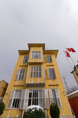 Türkiye, İstanbul, kentin orta kesimindeki eski bir binanın manzarası