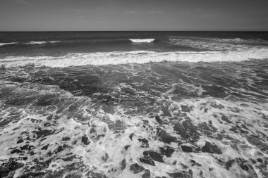 İtalya, Sicilya, Donnalucata (Ragusa Eyaleti), deniz kıyısındaki dalgalı Akdeniz