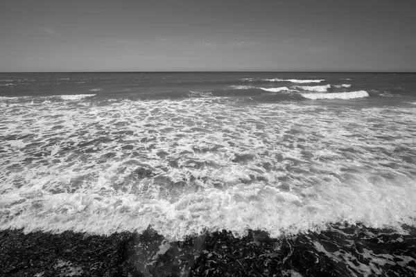 Italia Sicilia Donnalucata Provincia Ragusa Mar Mediterráneo Agitado Orilla Del — Foto de Stock