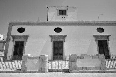 İtalya, Sicilya, Akdeniz, Donnalucata (Ragusa Eyaleti), deniz kenarındaki eski taş ev