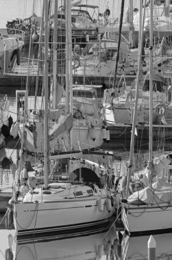 İtalya, Sicilya, Akdeniz, Marina di Ragusa (Ragusa ili); 4 Haziran 2021, limanda lüks yatlar - EDITORIAL