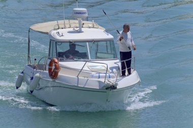 İtalya, Sicilya, Akdeniz, Marina di Ragusa (Ragusa Eyaleti); 4 Haziran 2021, limandaki bir motorlu tekne - EDITORIAL