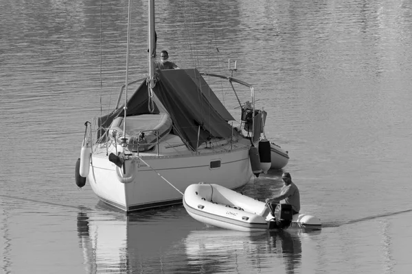 イタリア シチリア島 地中海 マリーナ ラグーザ ラグーザ州 6月2021 ポート内の帆船に男 編集部 — ストック写真