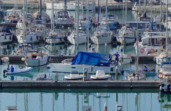 イタリア シチリア島 地中海 マリーナ ラグーザ ラグーザ州 6月2021 ポート内の帆船に男 編集部 — ストック写真