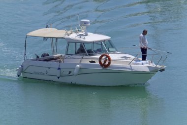 İtalya, Sicilya, Akdeniz, Marina di Ragusa (Ragusa Eyaleti); 4 Haziran 2021, limandaki bir motorlu tekne - EDITORIAL