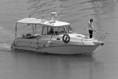 İtalya, Sicilya, Akdeniz, Marina di Ragusa (Ragusa Eyaleti); 4 Haziran 2021, limandaki bir motorlu tekne - EDITORIAL