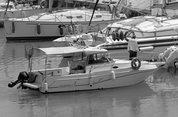 イタリア シチリア島 地中海 マリーナ ラグーザ ラグーザ州 6月2021 ポート内のモーターボートや豪華ヨット上の男性 Editorial — ストック写真