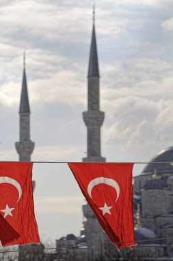 Türkiye, İstanbul, Türk bayrakları ve Sultanahmet İmparatorluk Camii, aynı zamanda Mavi Cami olarak da bilinir (mimar Mehmet tarafından 17. yüzyılda inşa edilmiştir.)